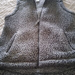 KEREN hart Plush Faux Fur Vest in Light Gray